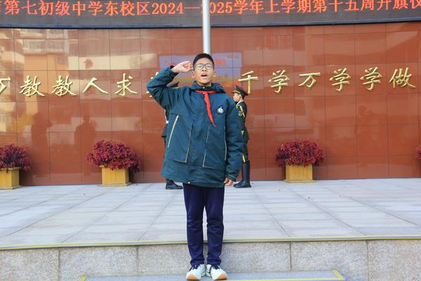 5杨耀东同学带领全体师生宣誓